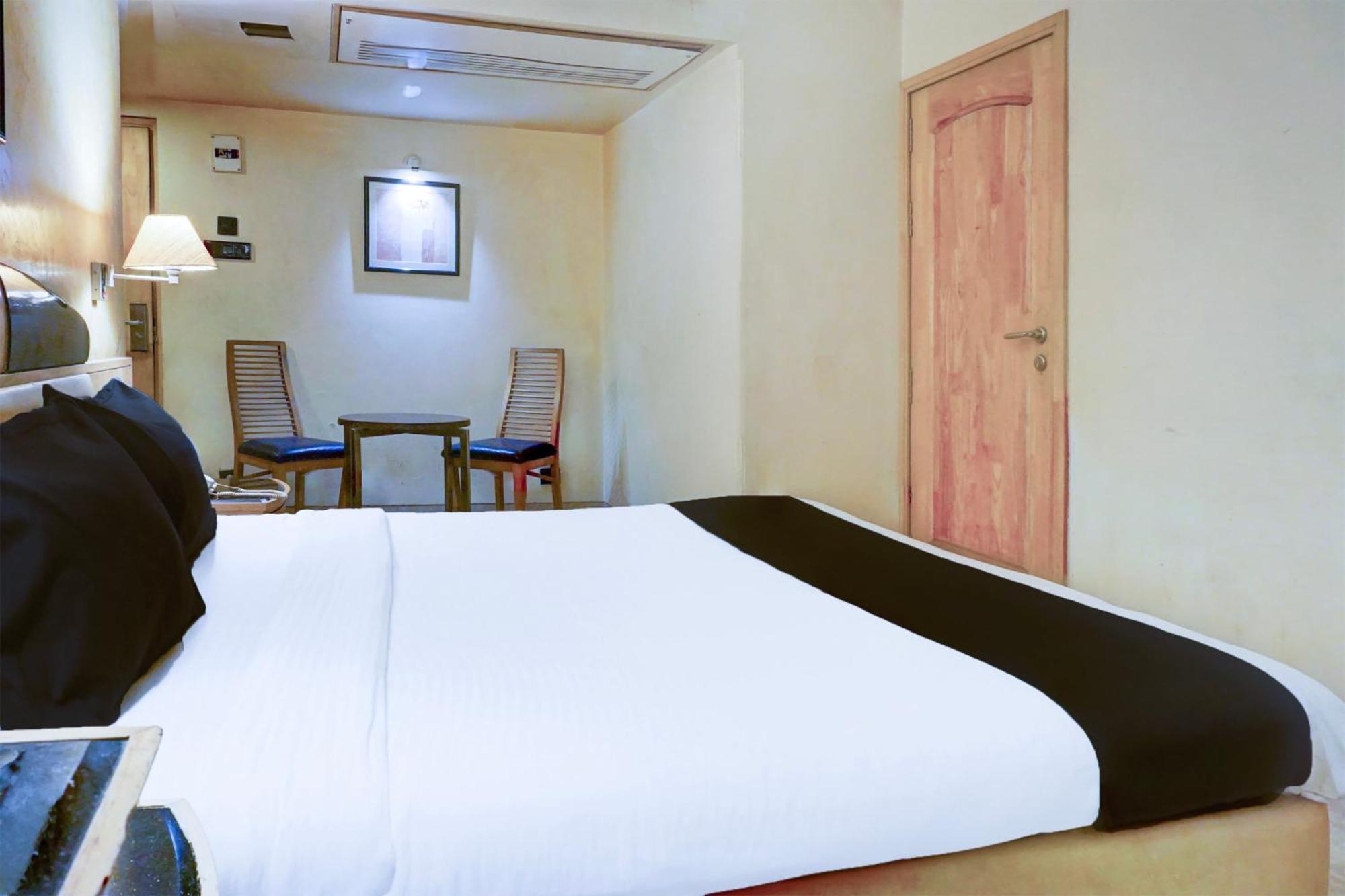 Super Townhouse Oak Jm Road Formerly Krishna Presidency * Pune