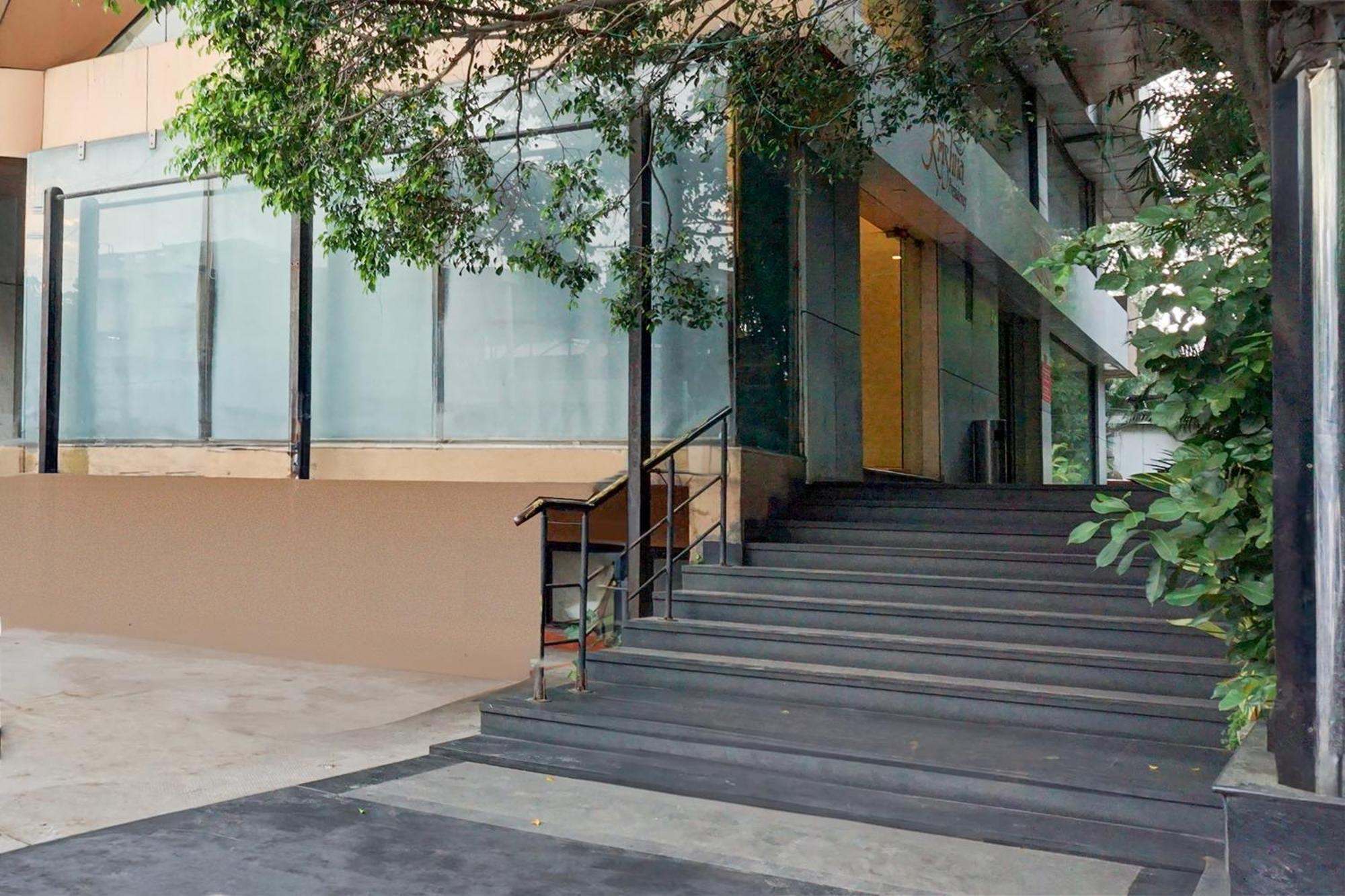 Super Townhouse Oak Jm Road Formerly Krishna Presidency Hotel *